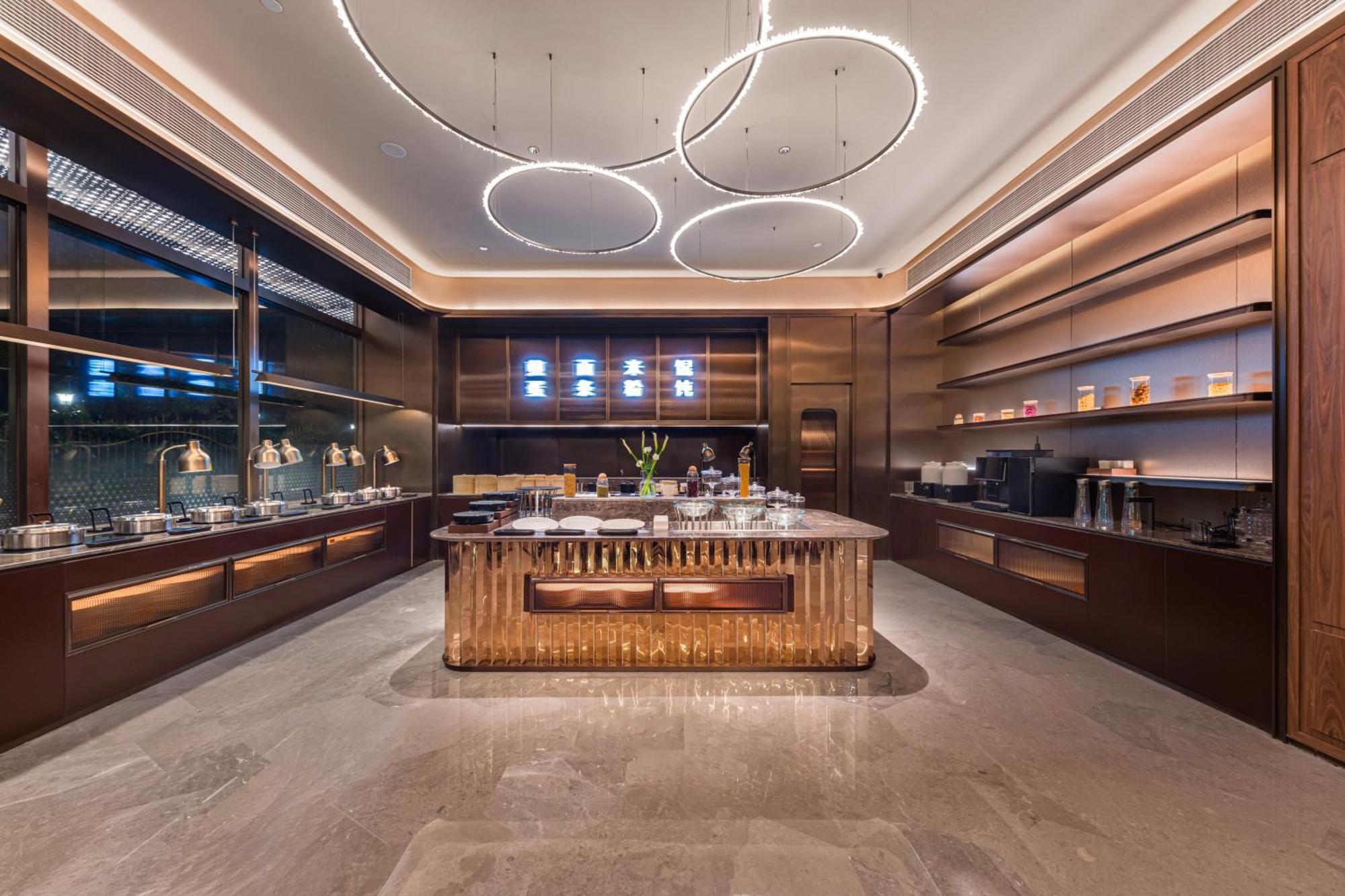 Hongqiao Hub Minbei Road Orange Crystal Hotel