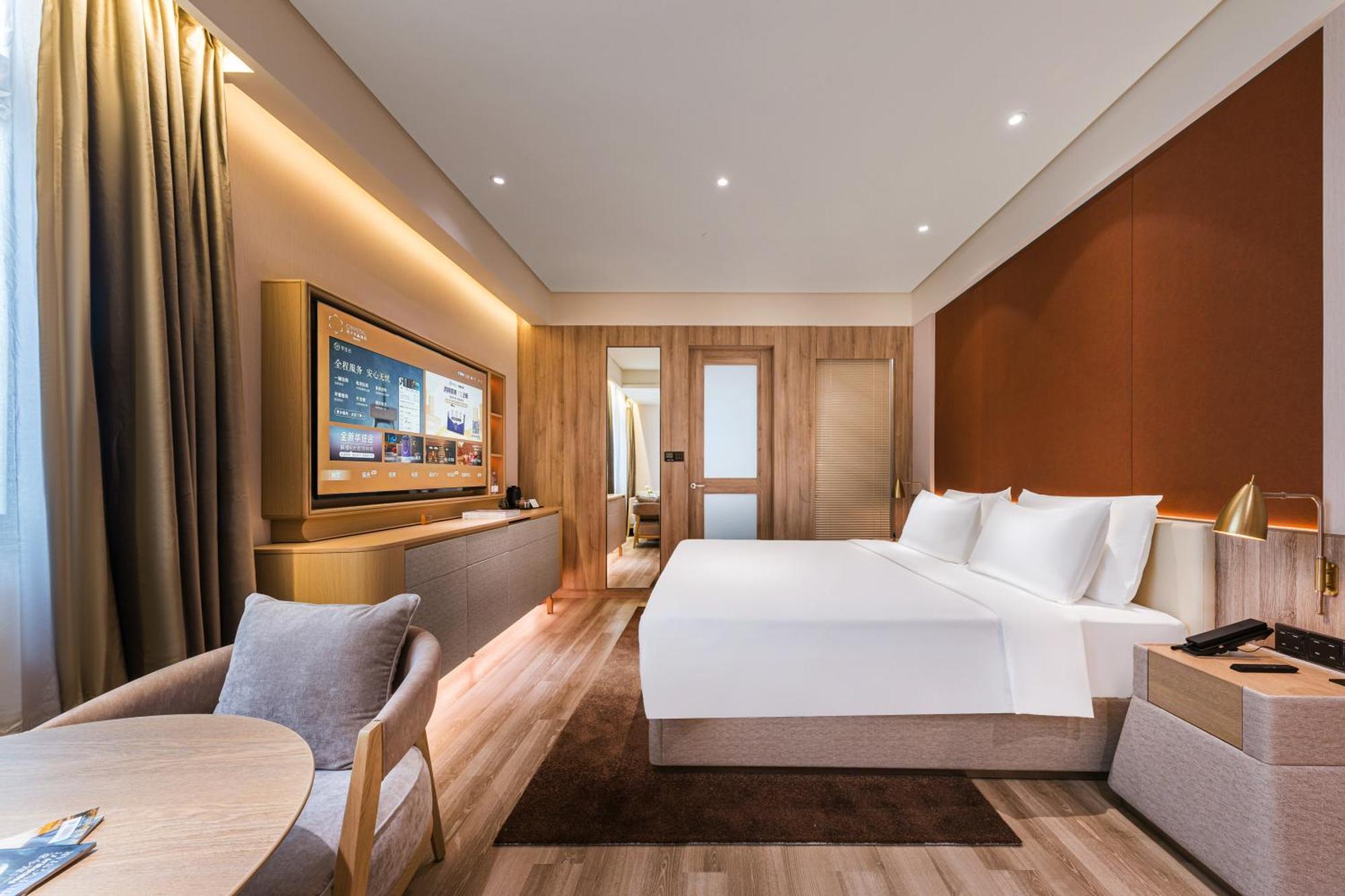 Hongqiao Hub Minbei Road Orange Crystal Hotel