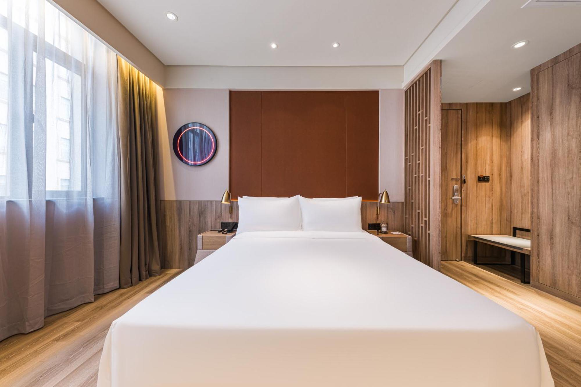 Hongqiao Hub Minbei Road Orange Crystal Hotel