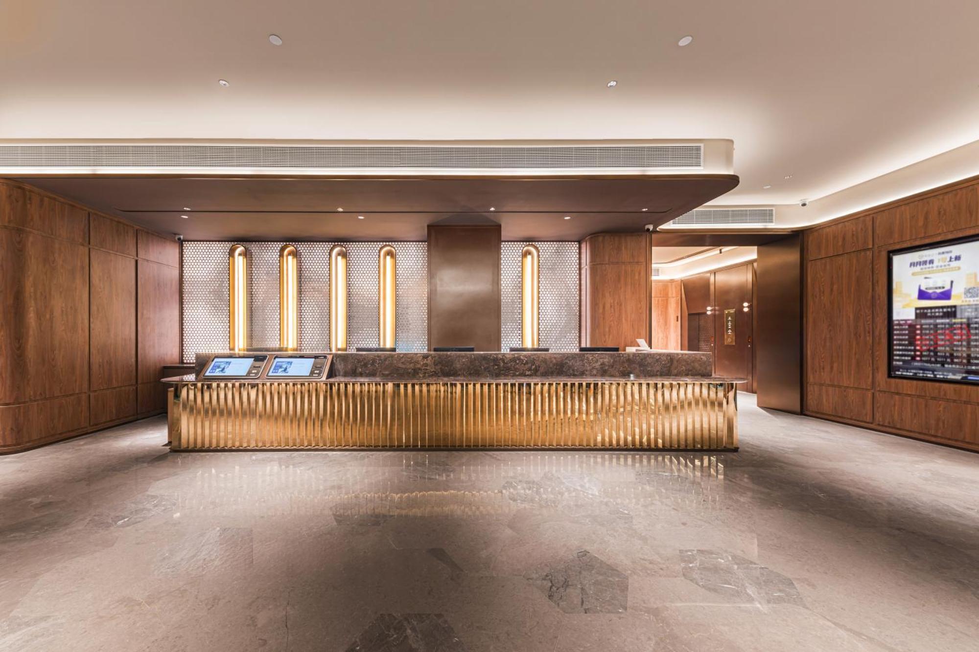 Hongqiao Hub Minbei Road Orange Crystal